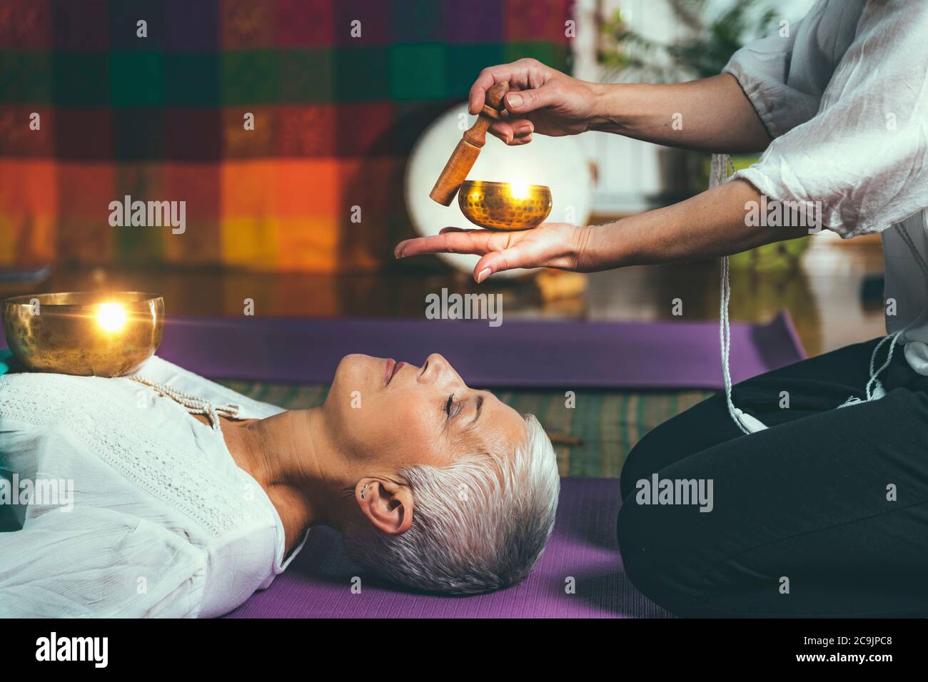 Ciotola tibetana in terapia di meditazione sonora. Foto Stock