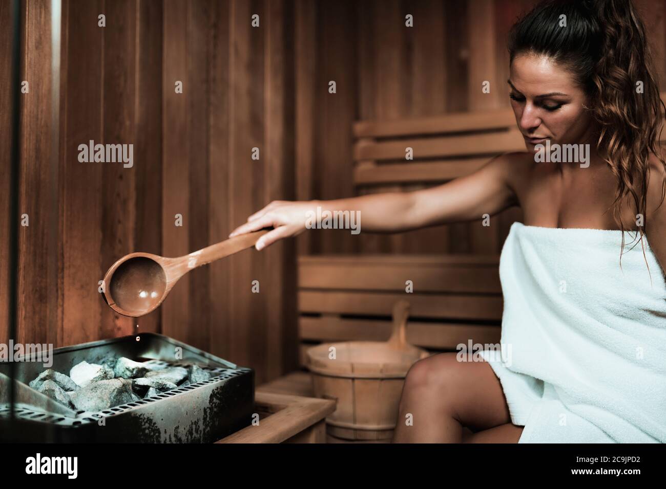 Nudo di donna in sauna Foto stock - Alamy