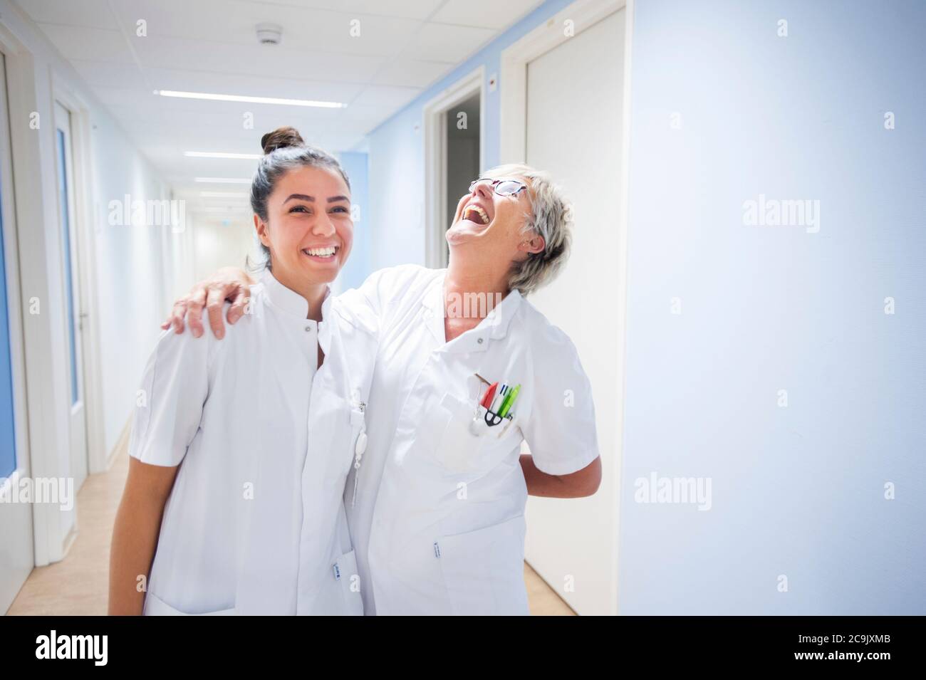 Gli infermieri ridono in corridoio. Foto Stock