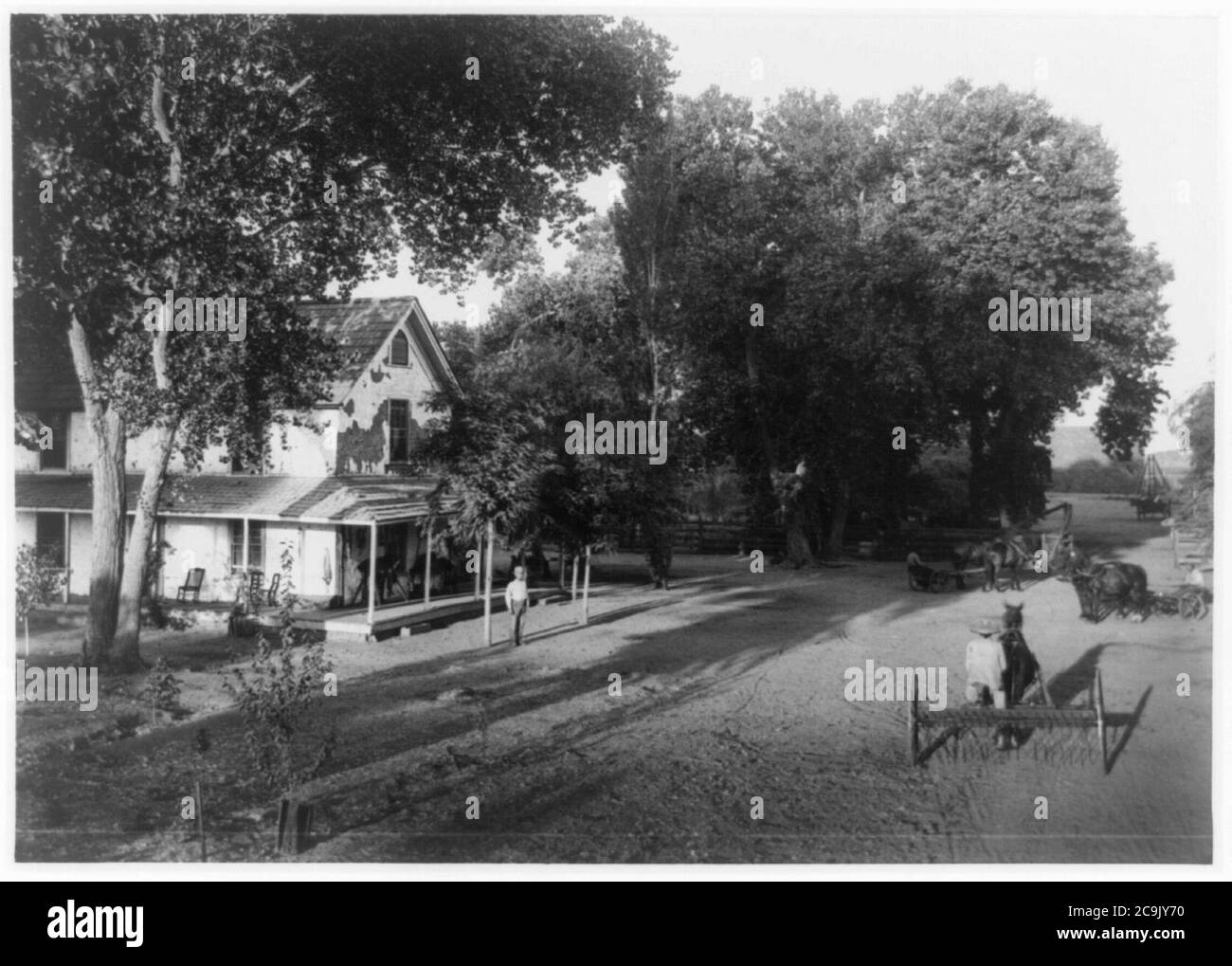 James Ranch, mostrando il sovrintendente della casa di accoglienza e a cavallo il macchinario agricolo della parte anteriore del negozio, Kern County, California Foto Stock