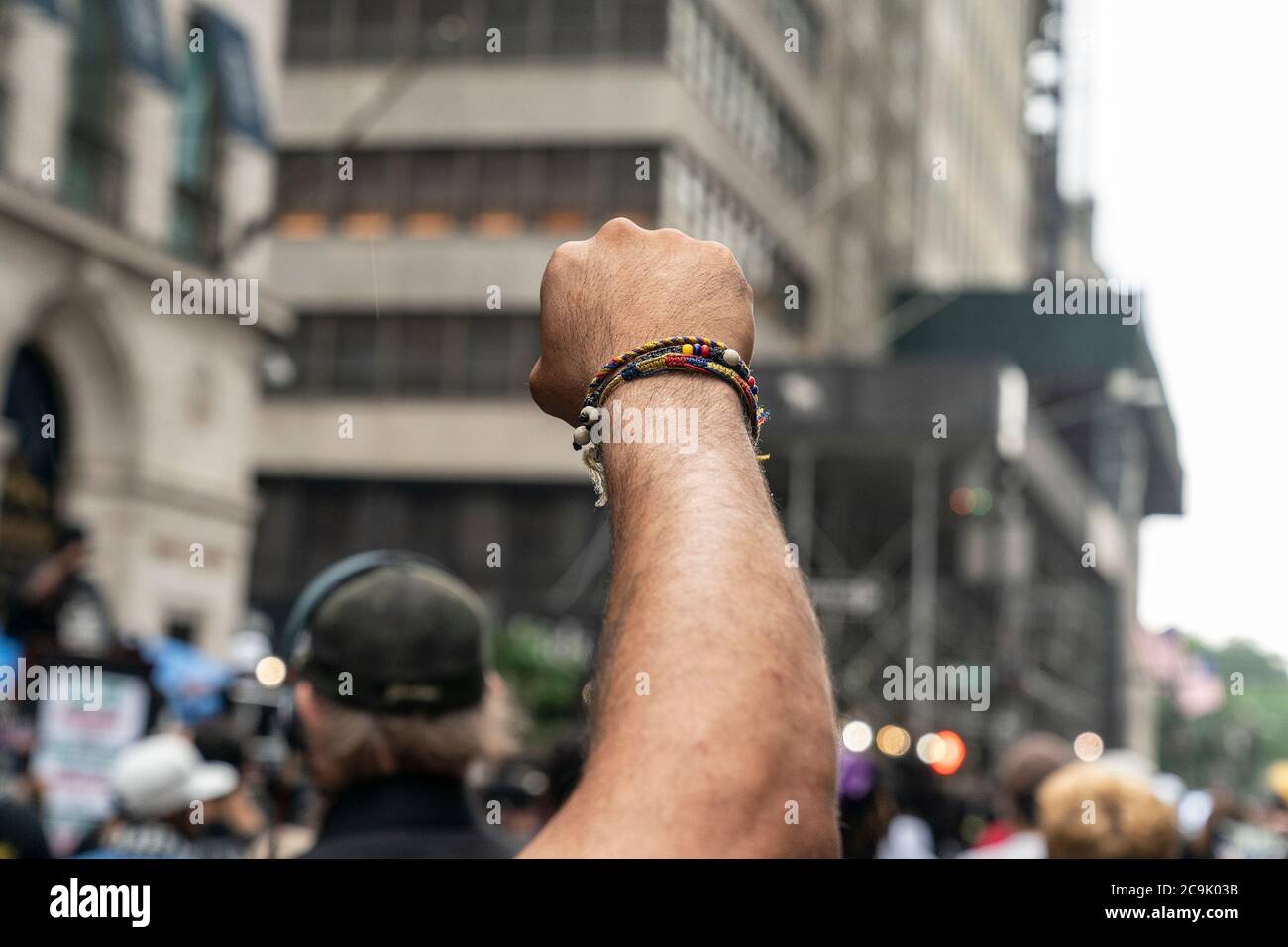 New York, Stati Uniti. 31 luglio 2020. Rally tranquillo prendere il ginocchio dal collo visto sulla 5th Avenue di fronte alla torre Trump. Il rally è stato organizzato dal Crisis Action Center. C'erano circa cento partecipanti. A New York e in tutto il paese si sono manifestate proteste quotidiane a seguito della morte di George Floyd mentre era in custodia della polizia di Minneapolis. (Foto di Lev Radin/Pacific Press) Credit: Pacific Press Media Production Corp./Alamy Live News Foto Stock