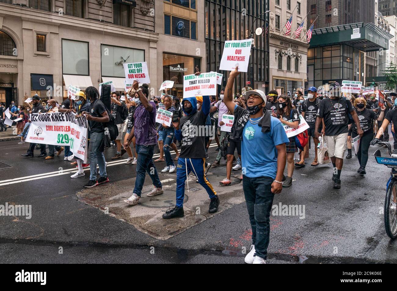 New York, Stati Uniti. 31 luglio 2020. Rally tranquillo prendere il ginocchio dal collo visto sulla 5th Avenue di fronte alla torre Trump. Il rally è stato organizzato dal Crisis Action Center. C'erano circa cento partecipanti. A New York e in tutto il paese si sono manifestate proteste quotidiane a seguito della morte di George Floyd mentre era in custodia della polizia di Minneapolis. (Foto di Lev Radin/Pacific Press) Credit: Pacific Press Media Production Corp./Alamy Live News Foto Stock