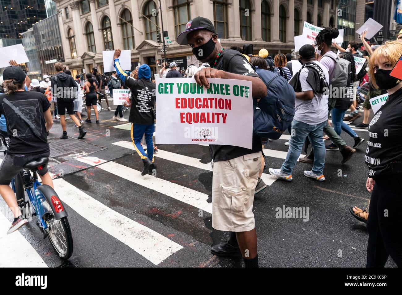 New York, Stati Uniti. 31 luglio 2020. Rally tranquillo prendere il ginocchio dal collo visto sulla 5th Avenue di fronte alla torre Trump. Il rally è stato organizzato dal Crisis Action Center. C'erano circa cento partecipanti. A New York e in tutto il paese si sono manifestate proteste quotidiane a seguito della morte di George Floyd mentre era in custodia della polizia di Minneapolis. (Foto di Lev Radin/Pacific Press) Credit: Pacific Press Media Production Corp./Alamy Live News Foto Stock
