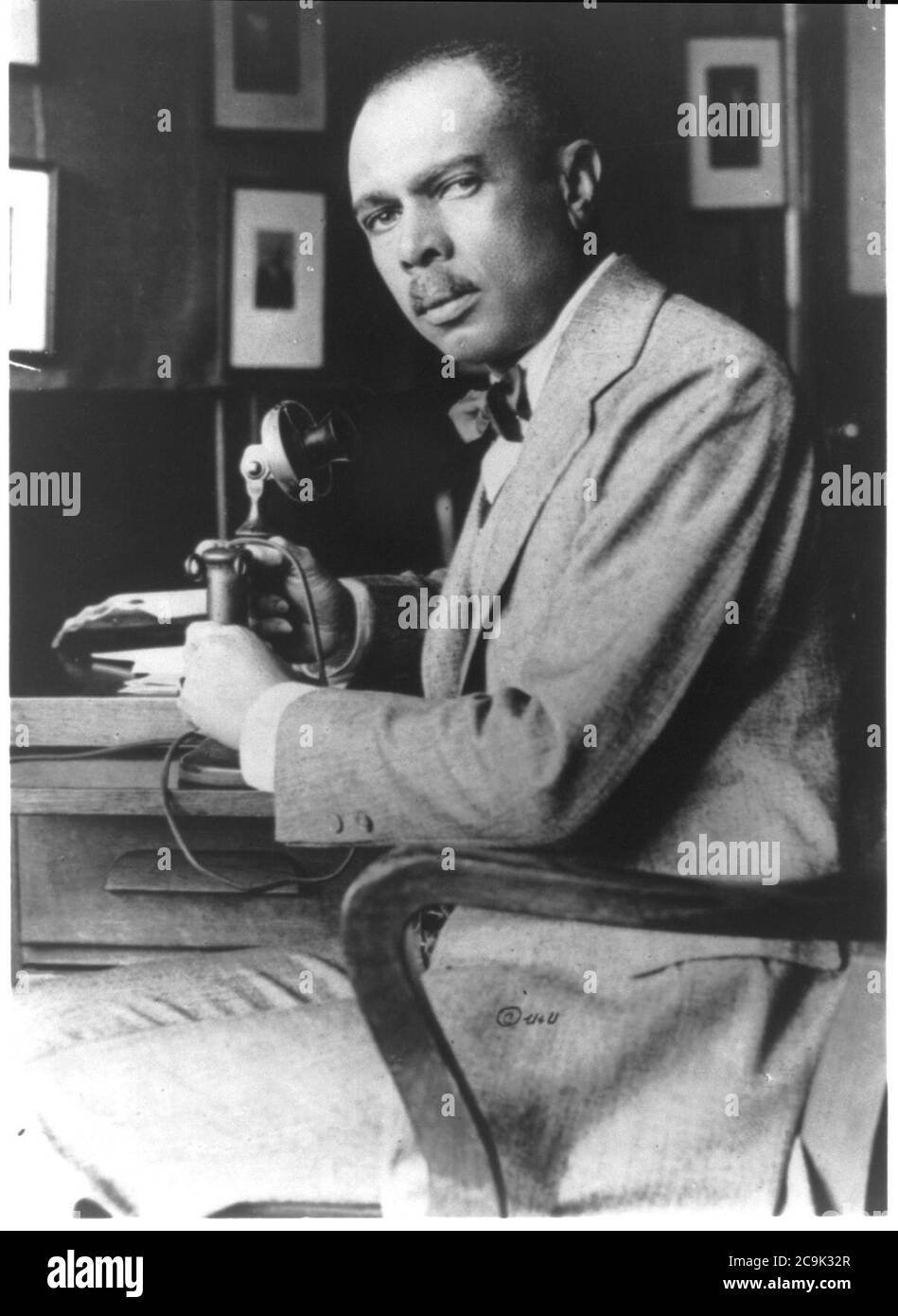 James Weldon Johnson, mezza lunghezza ritratto alla scrivania con telefono Foto Stock