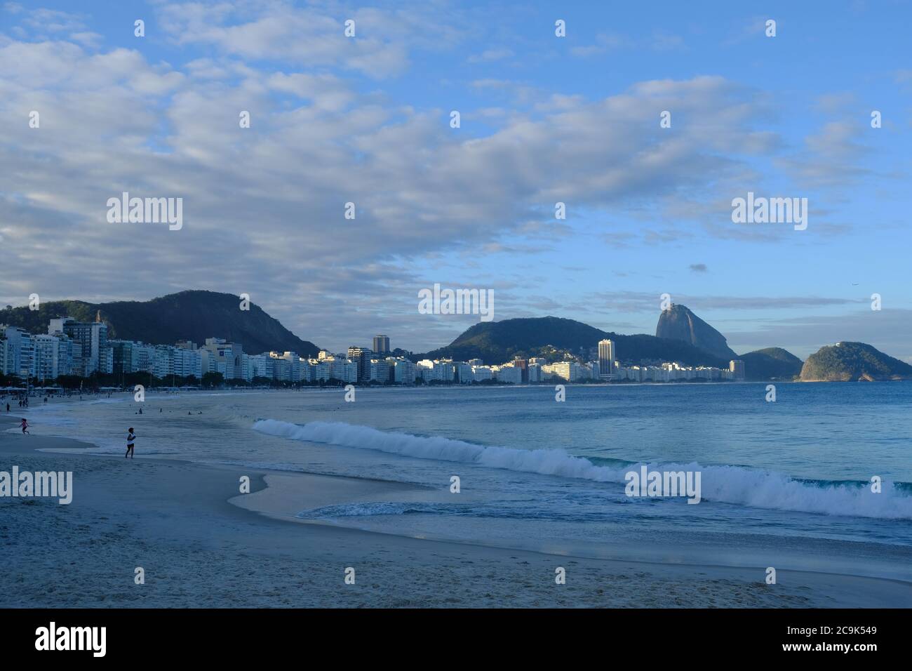 Brasile Rio de Janeiro - Copacabana Beach - Praia de Copacabana durante il crepuscolo Foto Stock