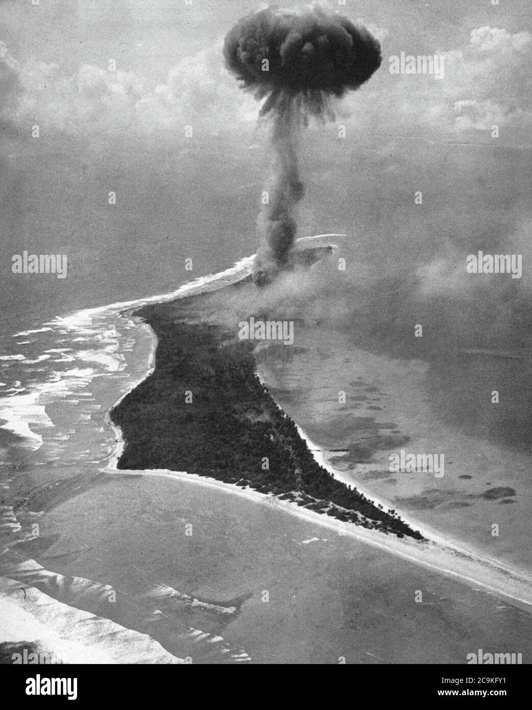 Il deposito di munizioni giapponesi esplode durante la battaglia di Kwajalein sull'isola di Bigej, circa il 1 febbraio 1944. Foto Stock