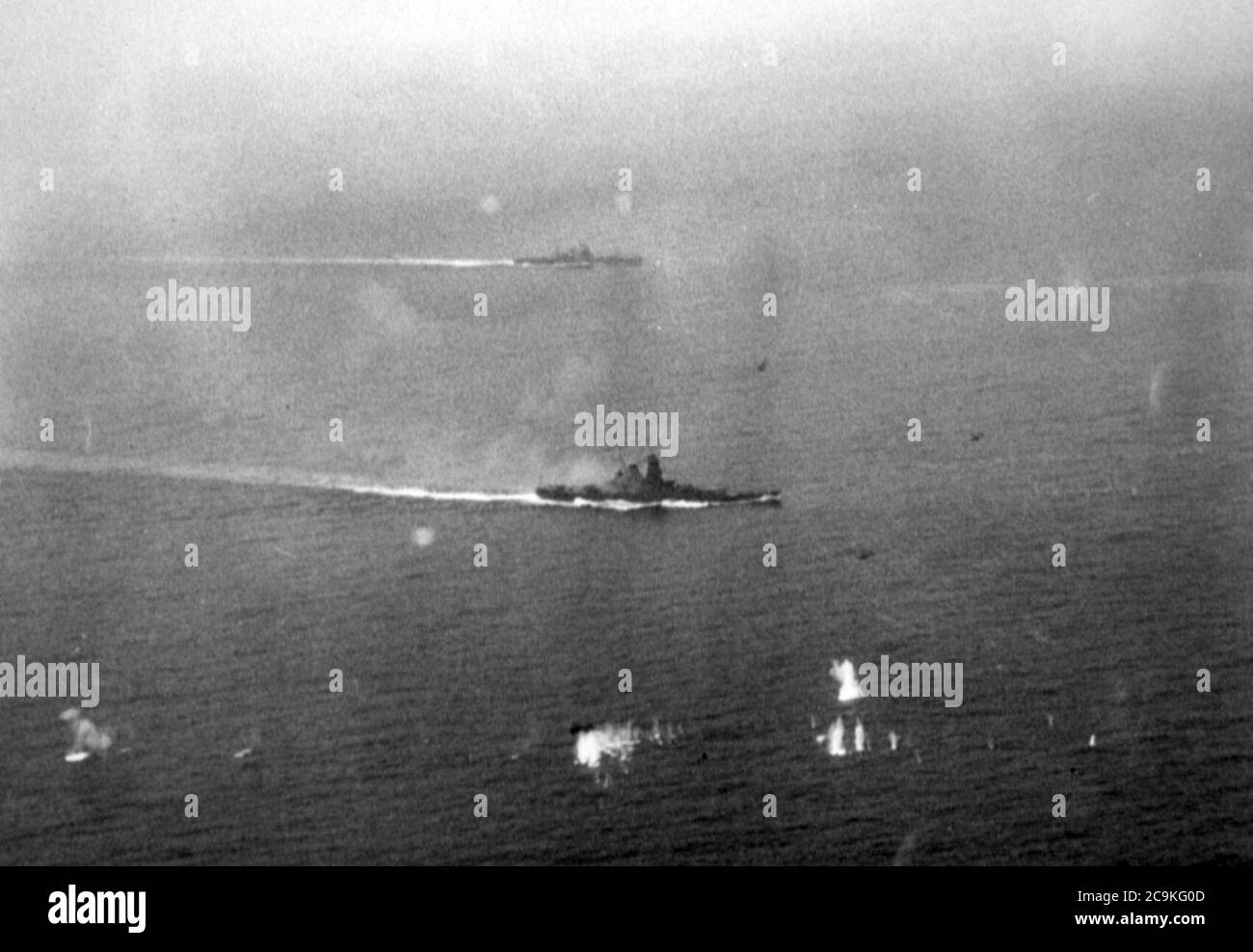 La corazzata giapponese Yamato e un incrociatore pesante in corso durante la Battaglia di Samar, 25 ottobre 1944 Foto Stock