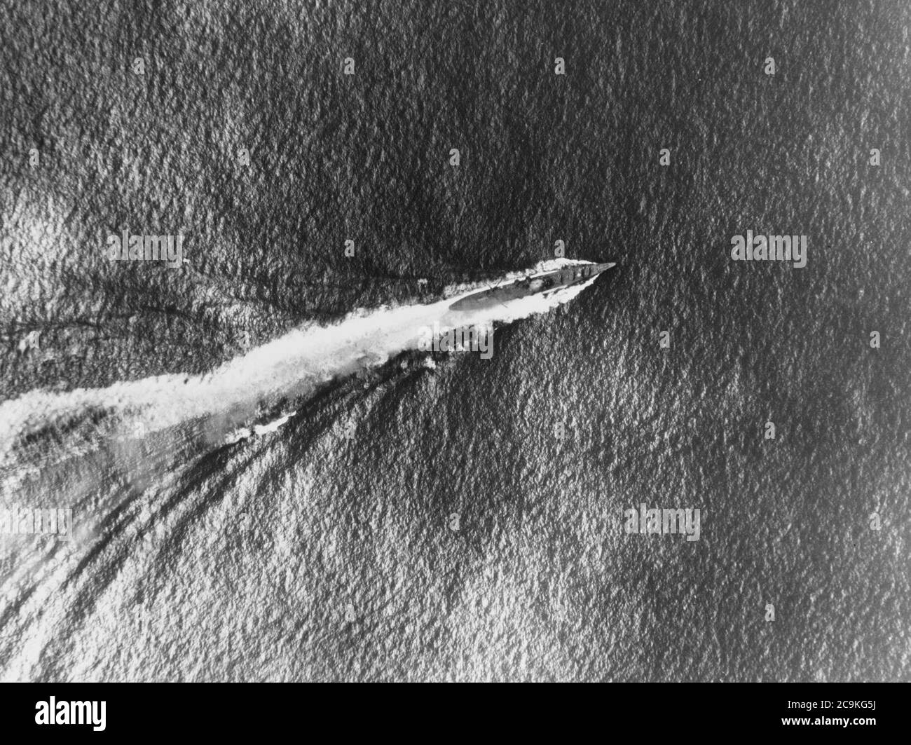 L'incrociatore giapponese Chikuma sotto attacco aereo durante la battaglia delle Isole Santa Cruz, 26 ottobre 1942 Foto Stock