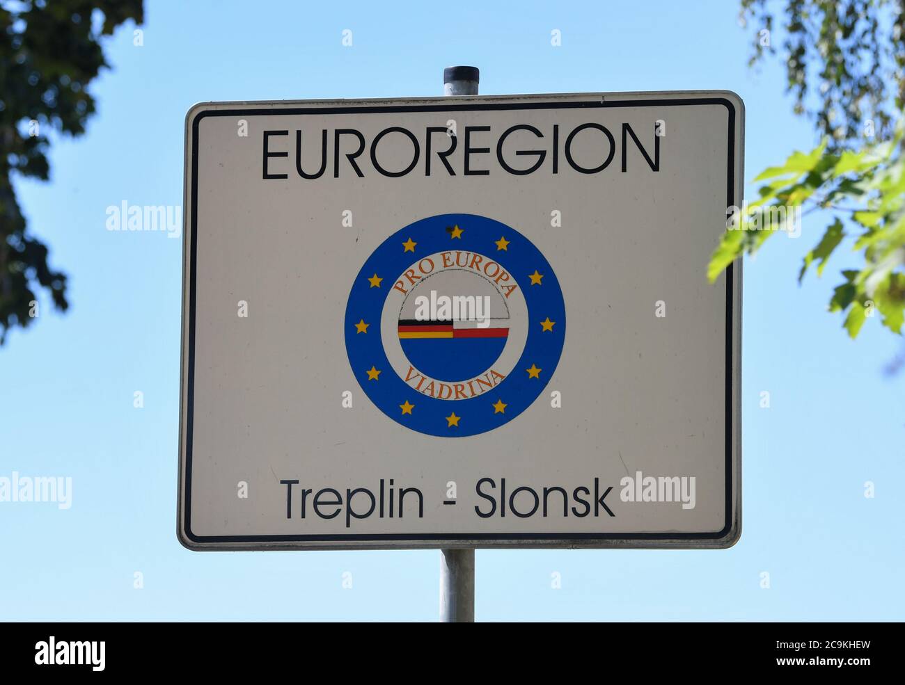 Treplin, Germania. 31 luglio 2020. Un segno dell'Euroregione Pro Europa Viadrina con i nomi di località Treplin e il polacco Slonsk. L'Euroregion Pro Europa Viadrina si trova al confine tedesco-polacco. L'obiettivo è quello di promuovere una cooperazione transfrontaliera e basata sul partenariato di questa regione. Più di 170 progetti di gemellaggio urbano sono registrati nel Brandeburgo. Non tutti sono ancora attivi, secondo l'Associazione dei Comuni di Brandeburgo. Credit: Patrick Pleul/dpa-Zentralbild/ZB/dpa/Alamy Live News Foto Stock