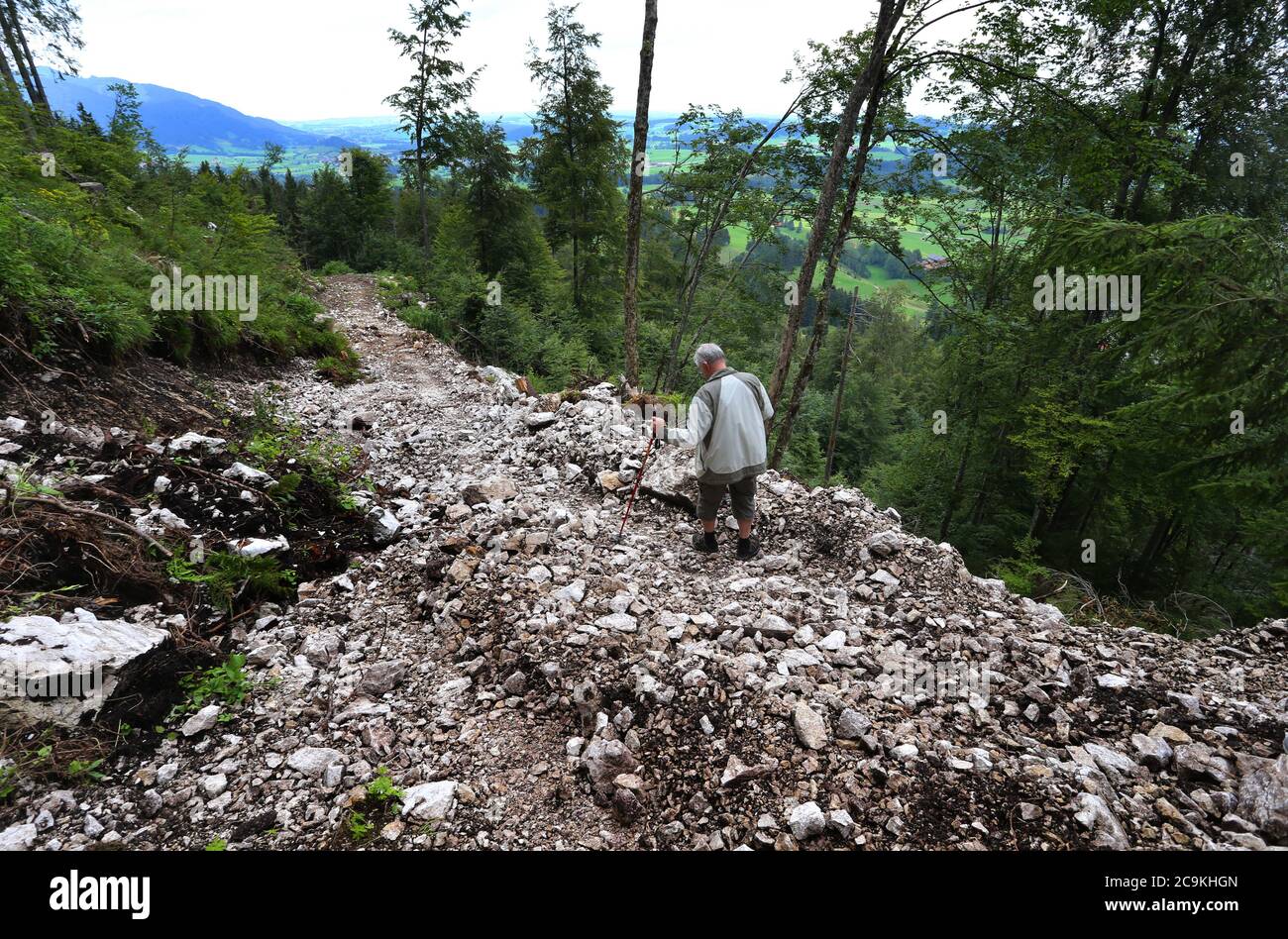 Pfronten, Germania. 29 luglio 2020. Hubert Haf cammina lungo un ripido pendio sul Falkenstein, che è stato rimosso da un escavatore. I cacciatori di tesori vi avevano scavato fino a quando il terreno minacciava di scivolare (a dpa-KORR: 'La ricerca illegale nelle Alpi: I Cacciatori del tesoro nazista perduto' dal 01.08.2020). Credit: Karl-Josef Hildenbrand/dpa/Alamy Live News Foto Stock