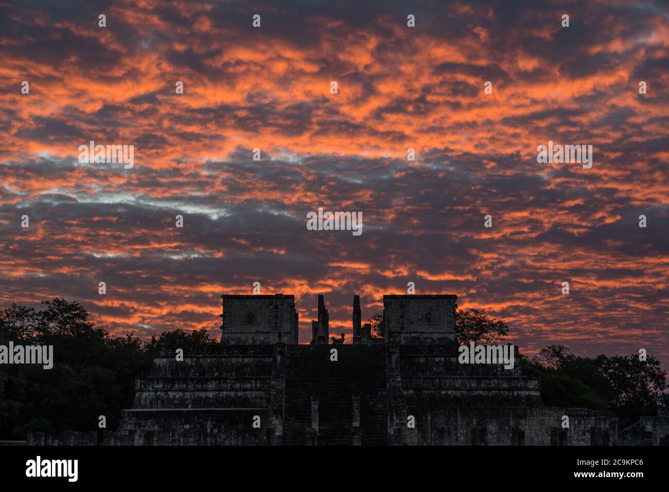 Una statua di Chac Maol fiancheggiata da due colonne serpenti Kukulkan in cima al Tempio dei Guerrieri nelle rovine della grande città maya di Chichen Itza, Yu Foto Stock