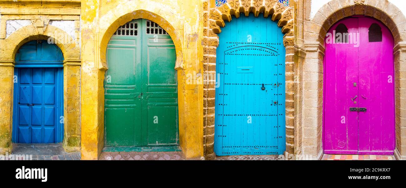 Set di tradizionali porte marocchine, esterni di edifici marocchini e porte in legno Foto Stock