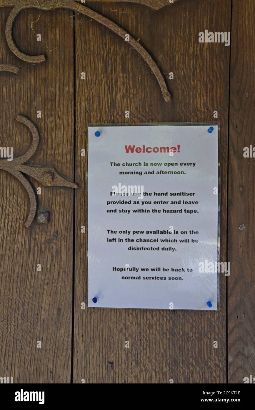 Precauzioni e segnaletica per il coronavirus nella piccola chiesa parrocchiale di Little Hereford, Herefordshire Foto Stock