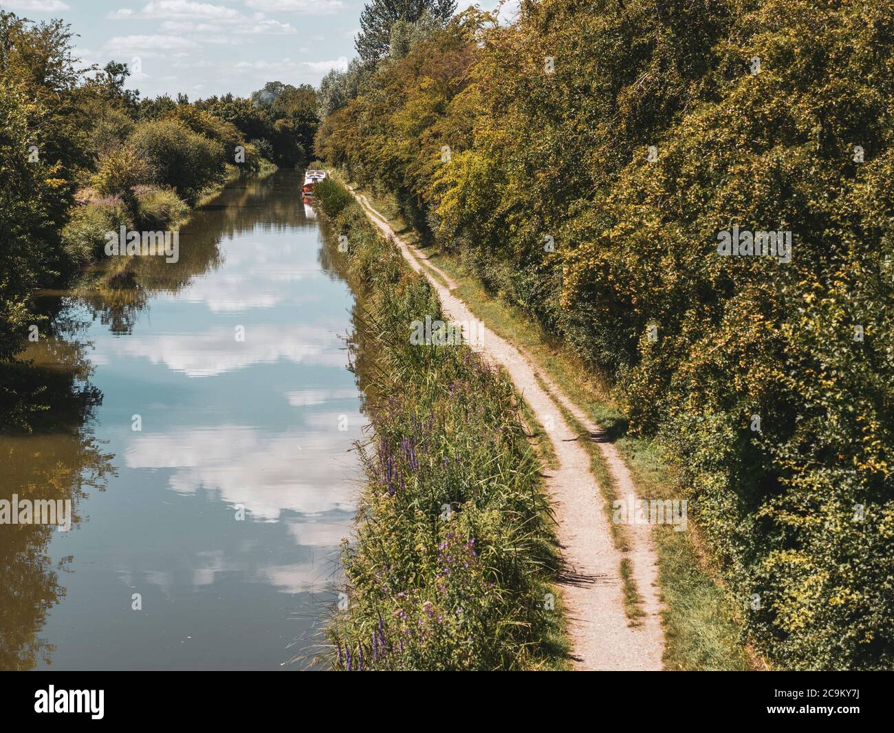 Paesaggio bianco e nero, sentiero sul canale Kennett e Avon, Kintbury, Hungerford, Berkshire, Inghilterra, Regno Unito. GB. Foto Stock