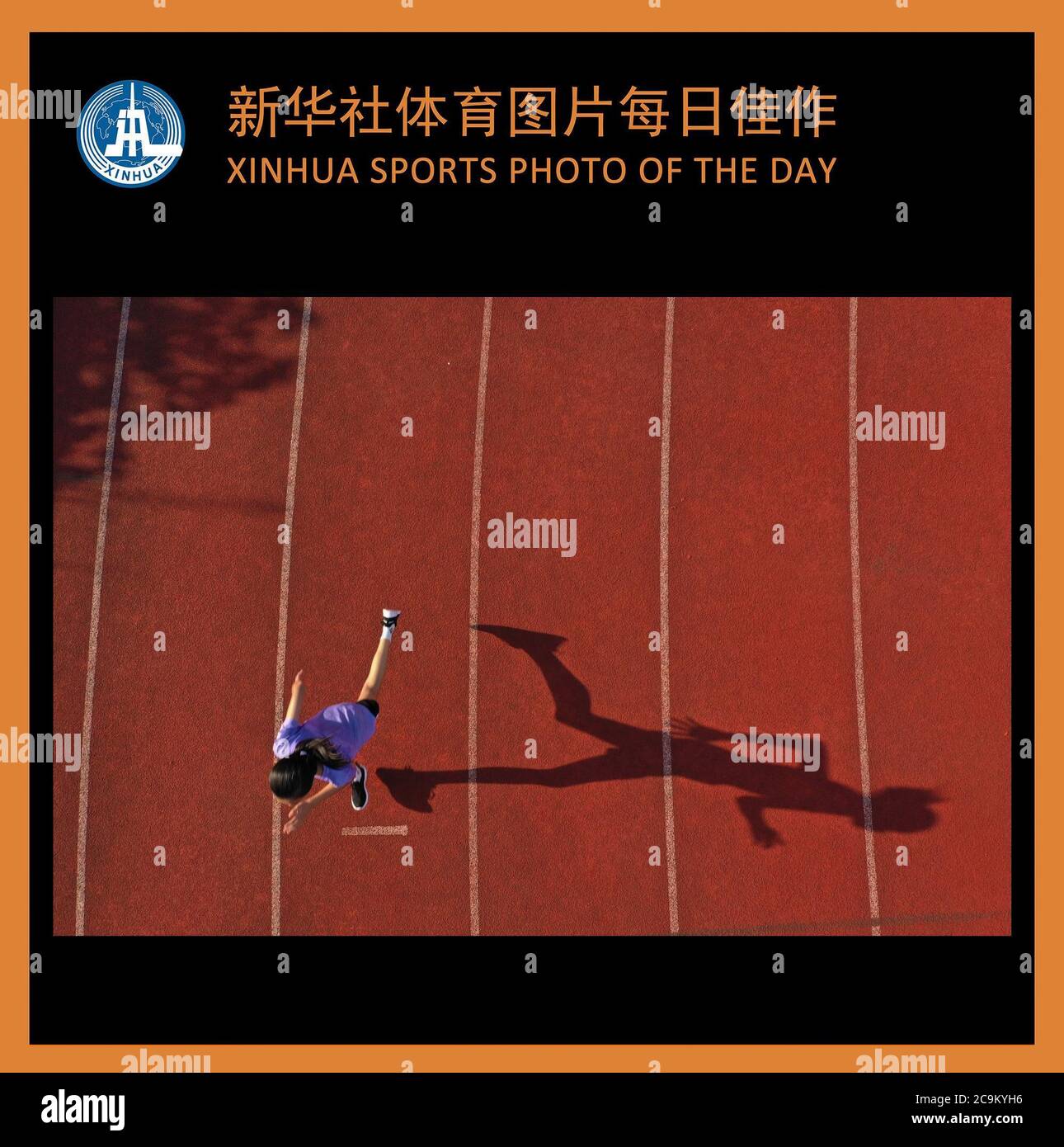 Pechino, la provincia di Hunan della Cina. 30 luglio 2019. XINHUA SPORT FOTO DEL GIORNO RILASCIATO IL 1 AGOSTO 2020. BU Yjing pratica correre nel campo atletico della scuola media n ° 1 nella contea di Taojiang, Cina centrale Hunan Provincia, 30 luglio 2019. Nata nel 2008, Bu Yjing amava correre quando era una bambina. Con l'inizio delle vacanze estive, Bu Yjing trascorse la maggior parte del tempo in corsa. Credit: Xue Yuge/Xinhua/Alamy Live News Foto Stock