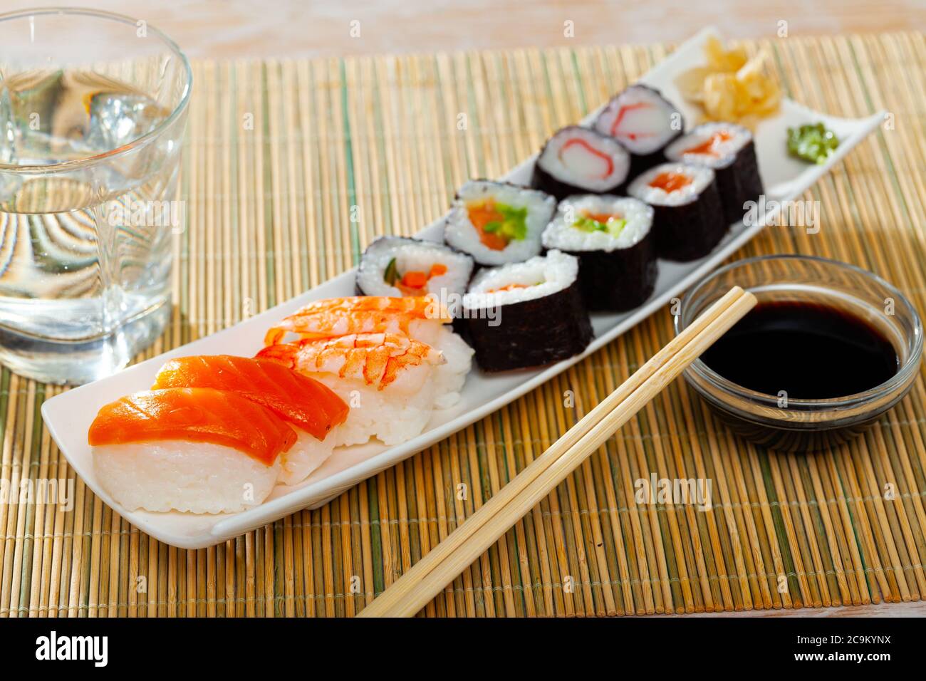 Futomaki, hosomaki e nigiris - primo piano di rotoli giapponesi Foto Stock