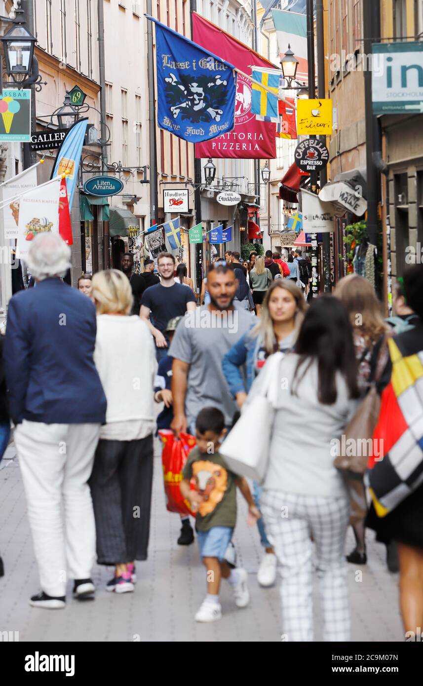 Stoccolma, Svezia - 31 luglio 2020: Persone che passeggiano sulla affollata via Vasterlangatan nel quartiere della città vecchia. Foto Stock