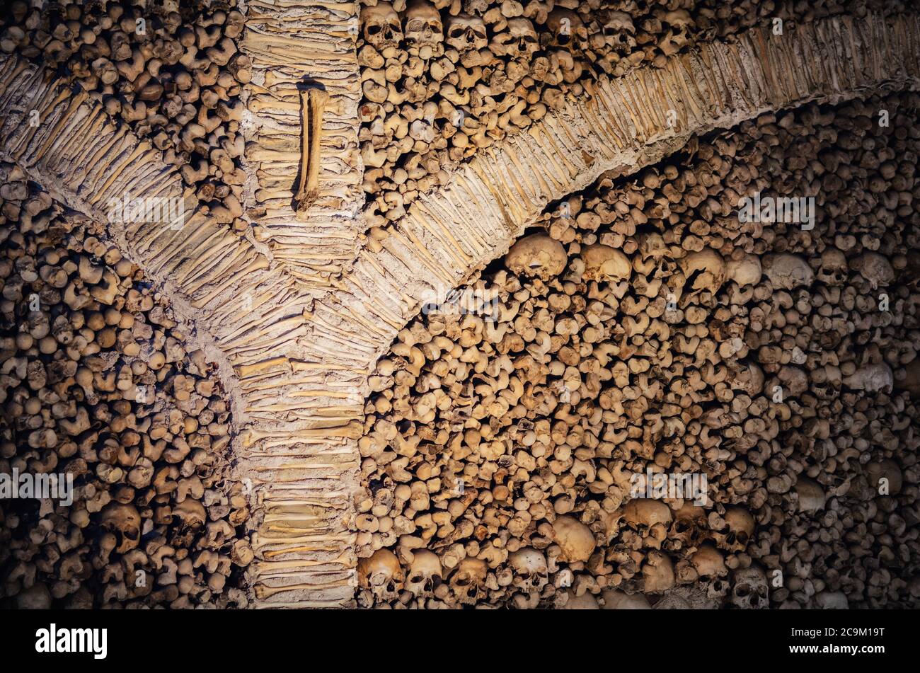 EVORA, PORTOGALLO - 1 FEBBRAIO 2019: Dettaglio della Capela dos Ossos, famosa cappella interna coperta da ossa umane all'interno della chiesa di San Francesco i Foto Stock