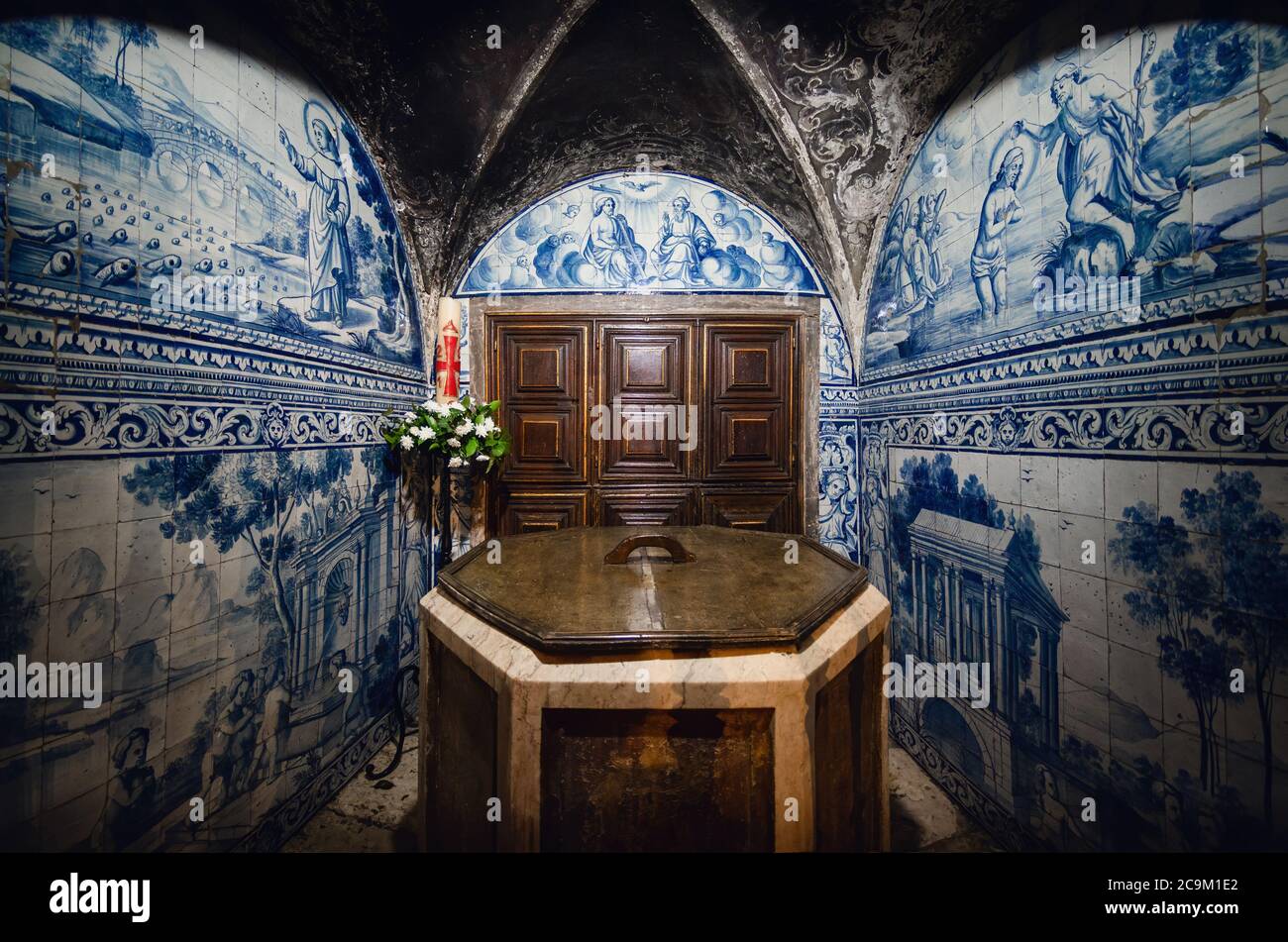 LISBONA - PORTOGALLO: Cappella interna e fonte battesimale della cattedrale di lisbona, portogallo, con pareti ricoperte di piastrelle dipinte di azulejos tradizionali, Foto Stock