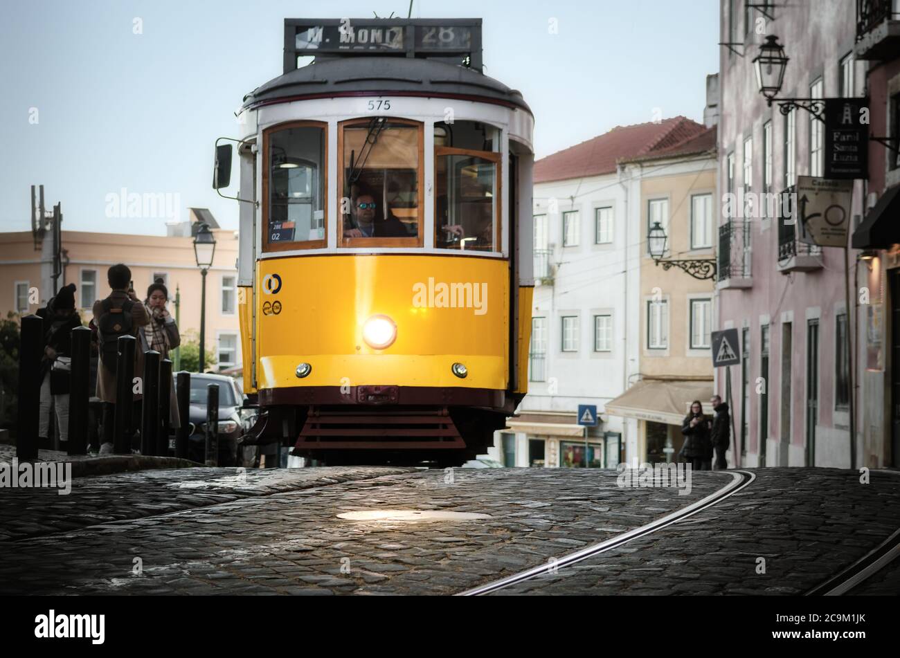 LISBONA, PORTOGALLO - 2 FEBBRAIO 2019: Tram tradizionale giallo a Lisbona, Portogallo, vicino alla chiesa di Santa Lucia il 2 febbraio 201 Foto Stock