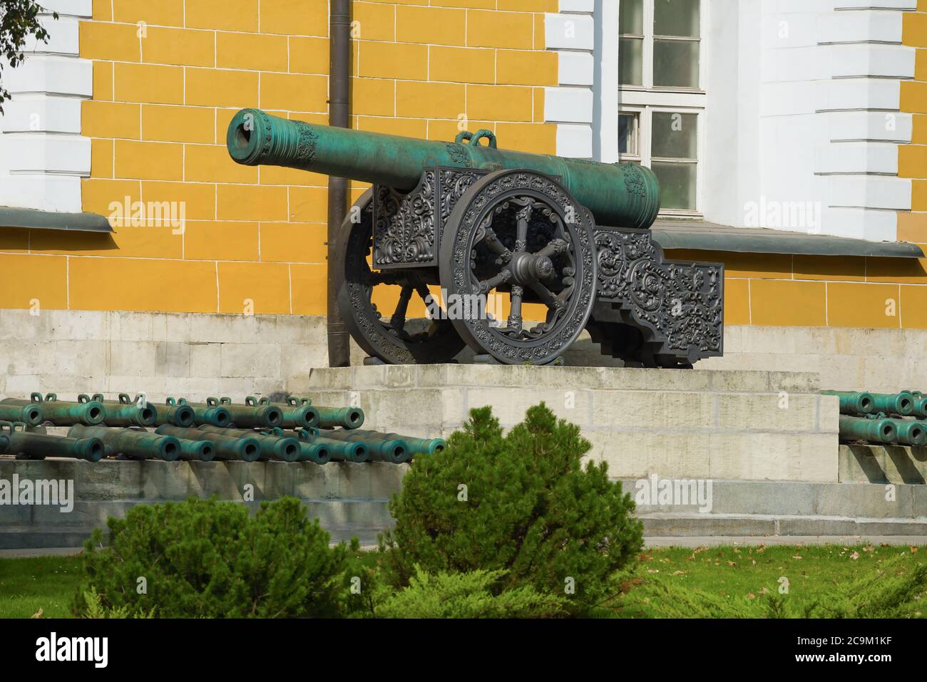 Antico cannone vicino alle mura dell'edificio Arsenale in una giornata di sole. Cremlino di Mosca, Russia Foto Stock