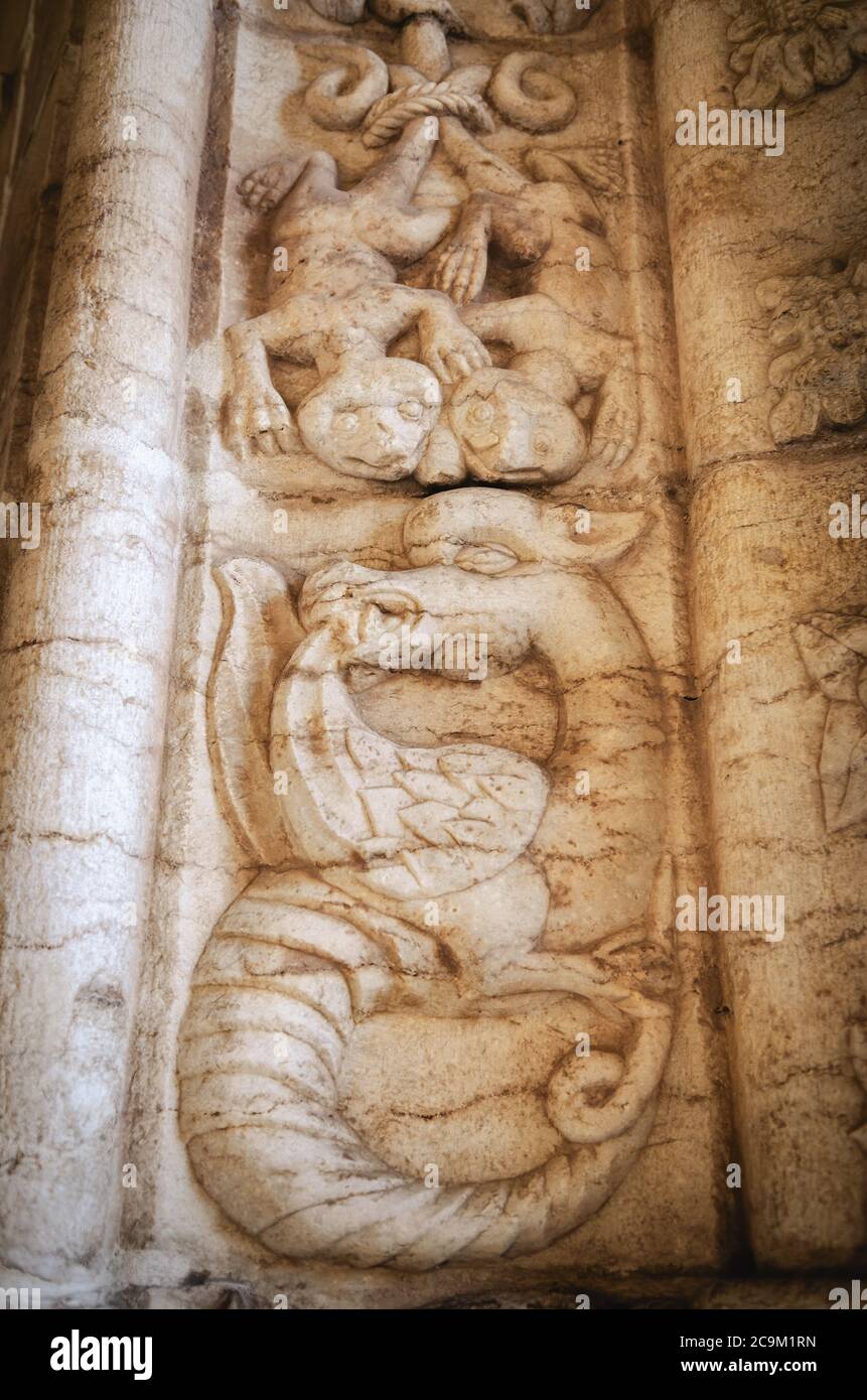LISBONA, PORTOGALLO - 3 FEBBRAIO 2019: Drago e lucertola antica scultura in bassorilievo manuelino nel chiostro del Monastero di Jeronimos a Belem, Lis Foto Stock