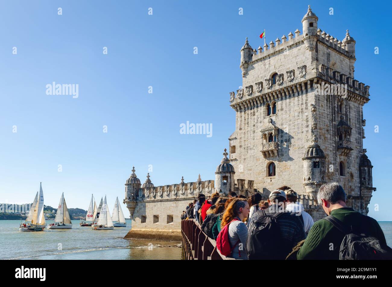 LISBONA, PORTOGALLO - 3 FEBBRAIO 2019: Coda di attesa di persone e turisti all'ingresso della Torre di Belem, antica fortezza e simbolo di Lisbona, P. Foto Stock