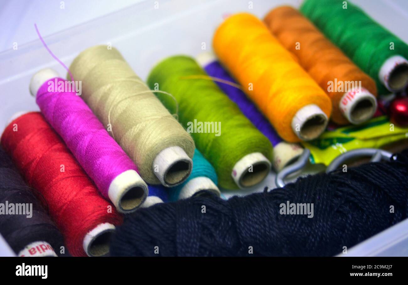 Filati per cucire rotoli tutti i giorni cucire opere Foto Stock