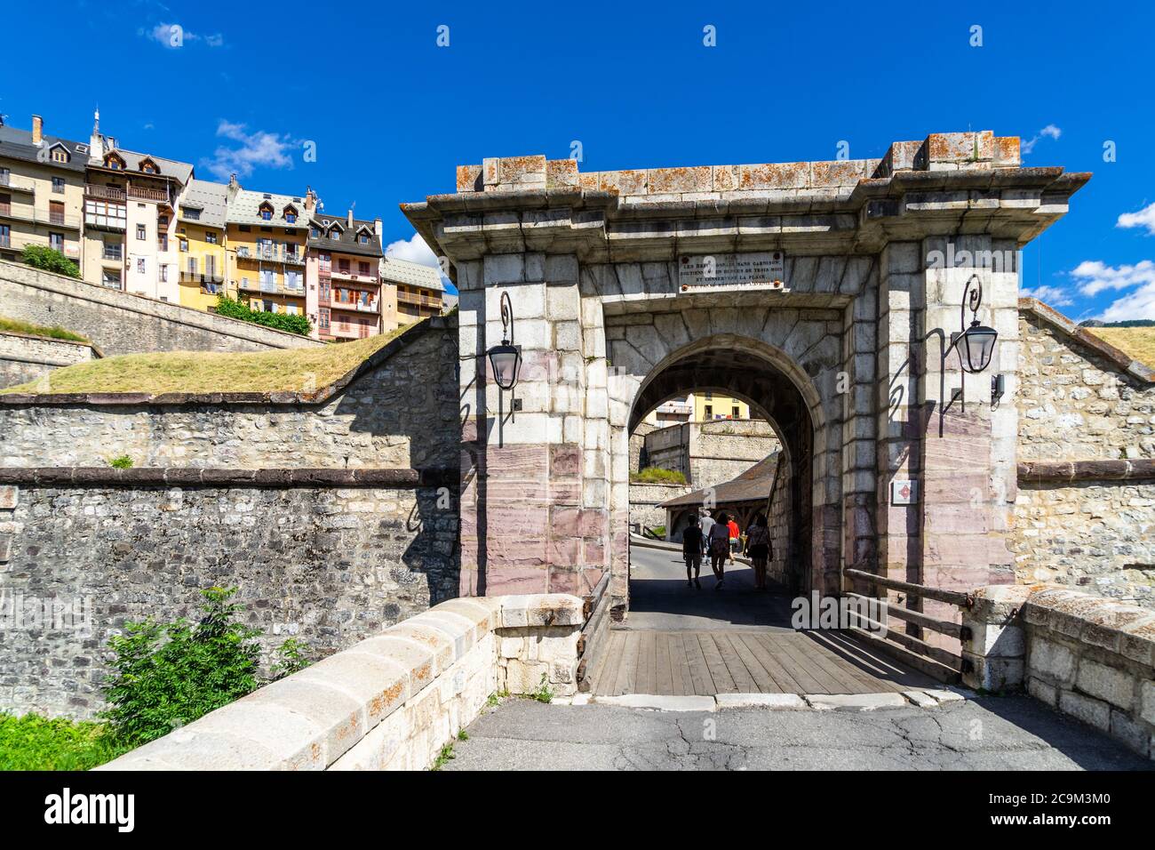 La porta di Embrun è una delle porte d'ingresso di Briancon, una città fortificata nel cuore delle Alpi francesi Foto Stock