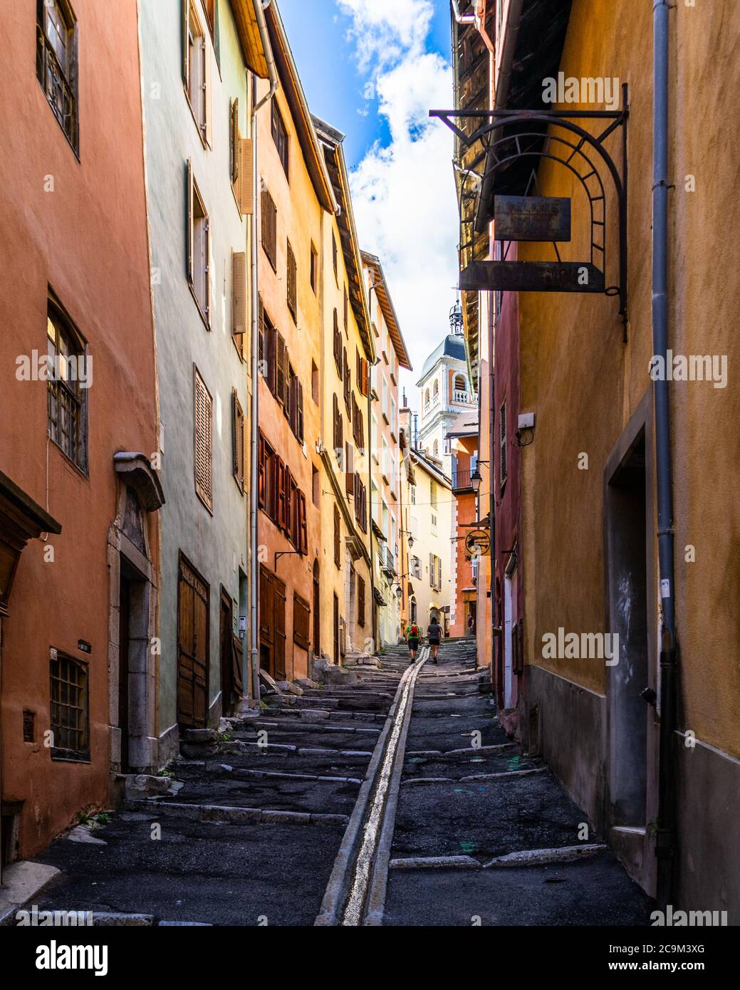 Un vicolo ripido e stretto con colorate case tradizionali nel centro storico di Briancon. Briancon, Hautes-Alpes, Francia, luglio 2020 Foto Stock
