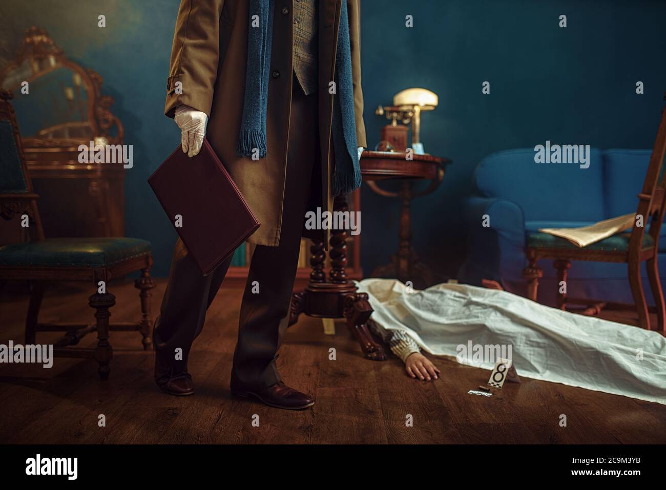 Detective contiene cartella in pelle, scena del crimine Foto Stock
