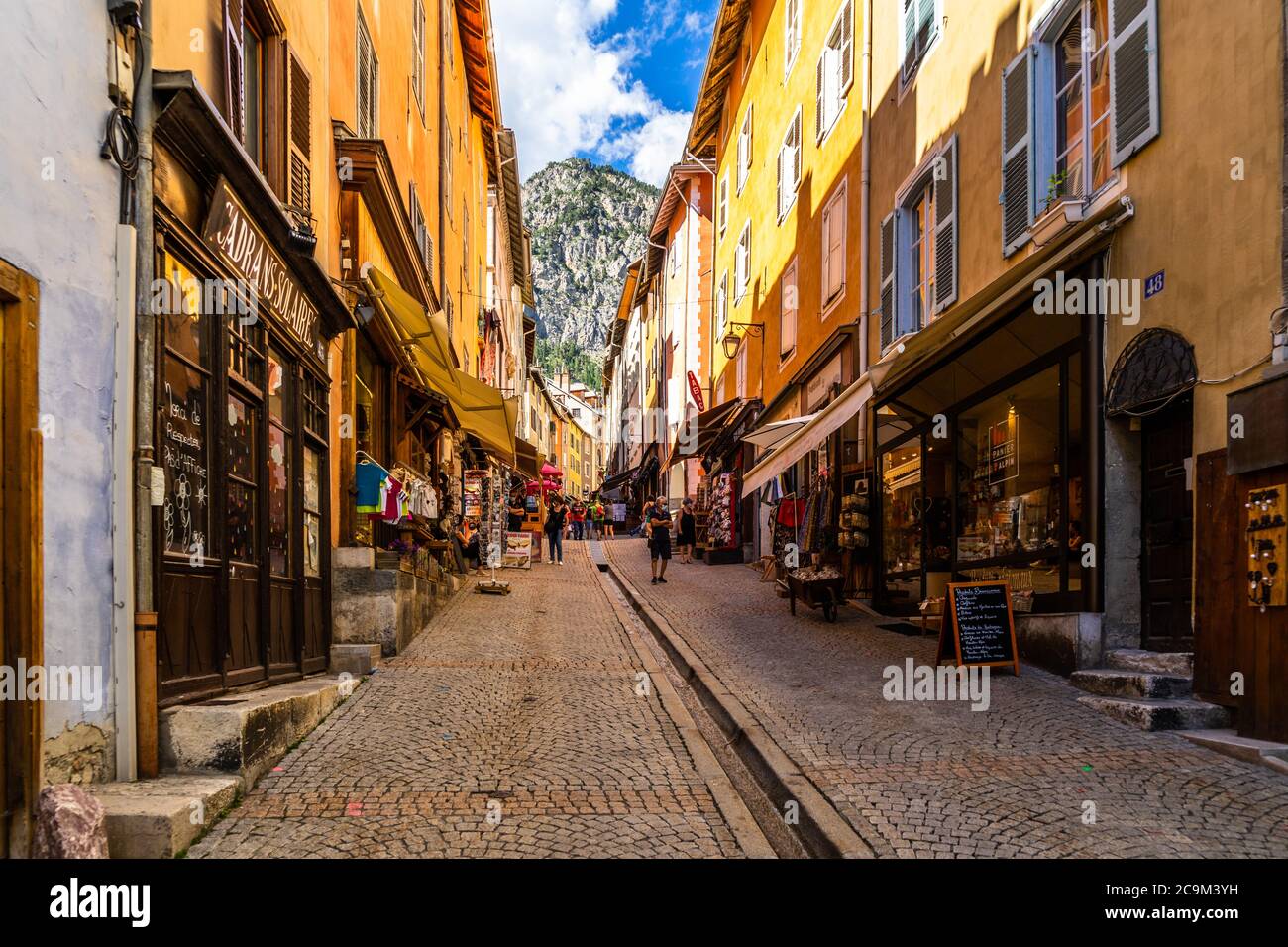 Briancon, Hautes-Alpes, Francia, luglio 2020 – la principale strada pedonale della città vecchia di Briancon, una popolare destinazione turistica nelle Alpi francesi Foto Stock