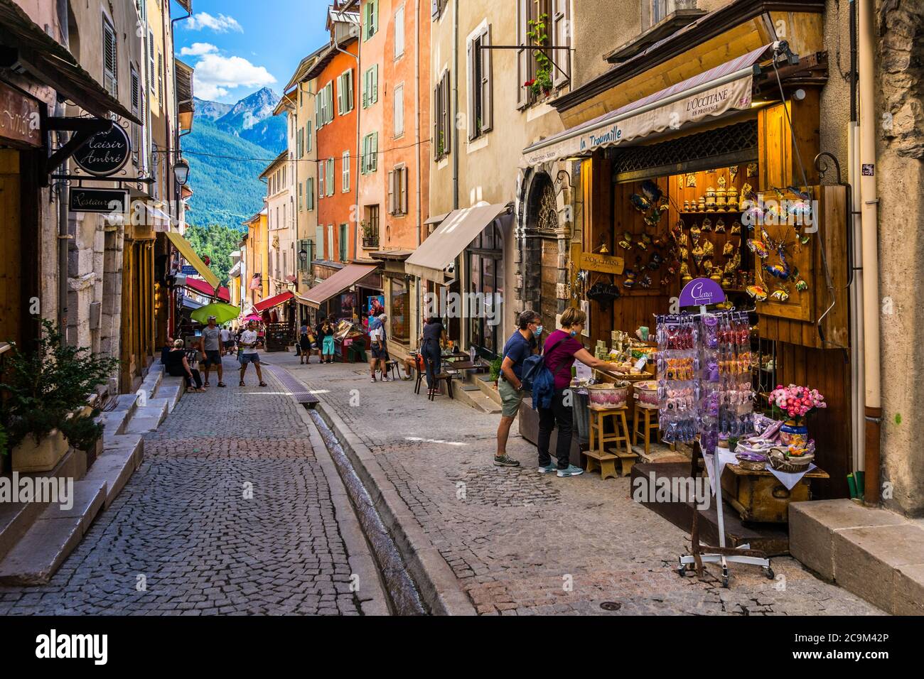 Briancon, Hautes-Alpes, Francia, luglio 2020 – turisti al negozio di souvenir a Briancon, una città murata splendidamente conservata e la città più alta della Francia Foto Stock