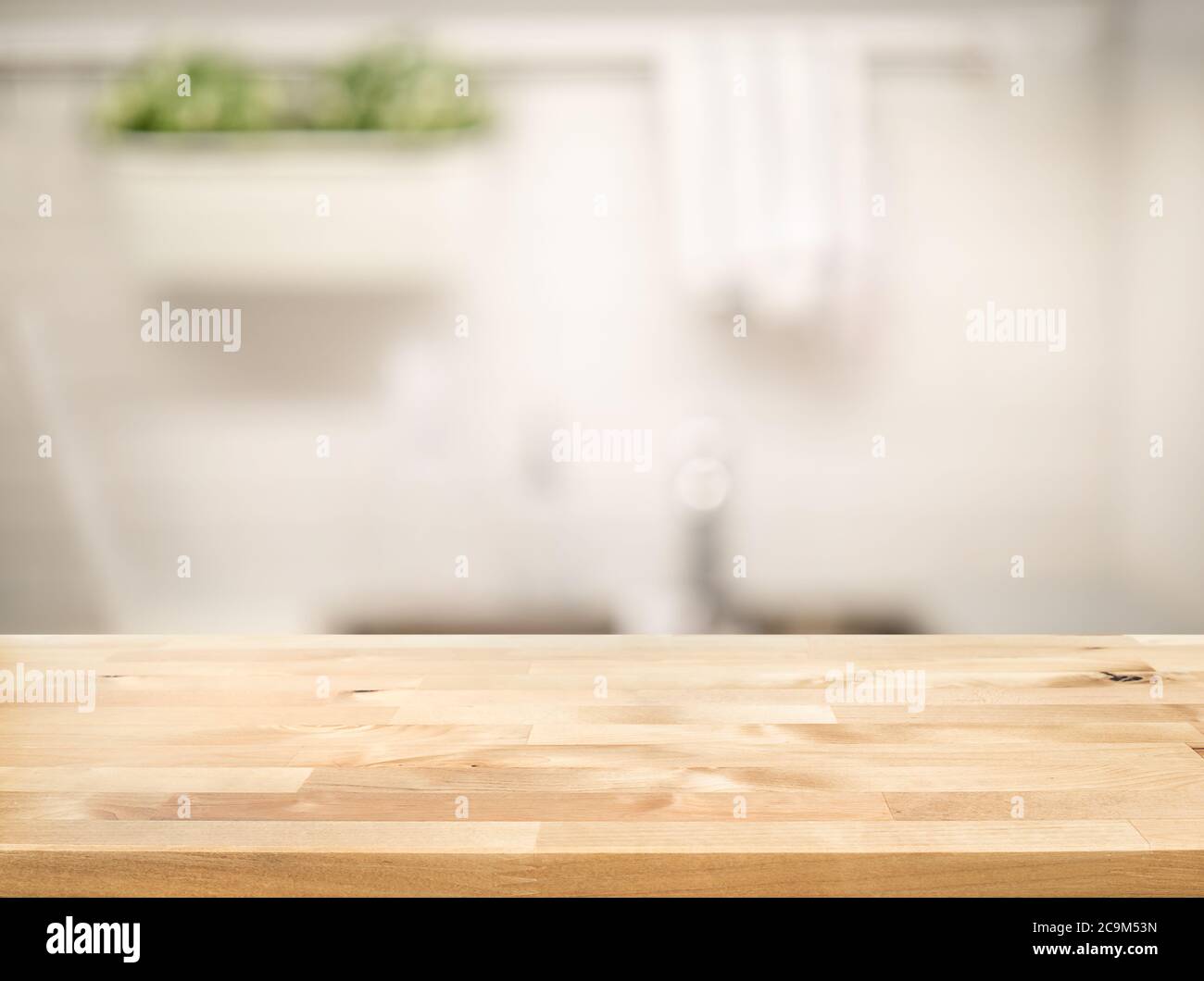 Tavola in legno sulla sommità blur bancone cucina (camera)sfondo.per montaggio display del prodotto o chiave di progettazione layout visivo. Foto Stock