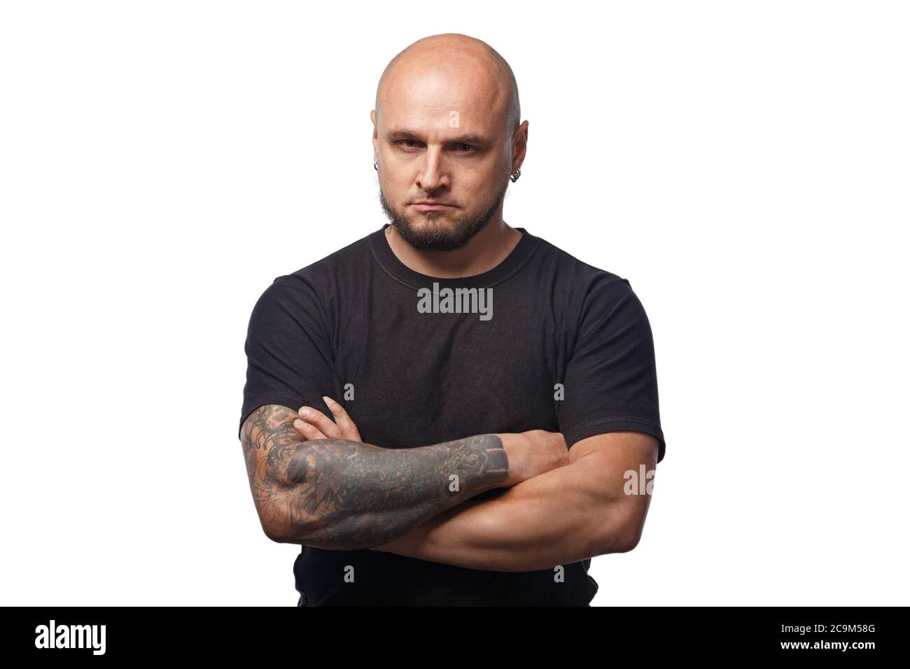 Foto di uomo calvo in camicia nera su sfondo bianco Foto Stock