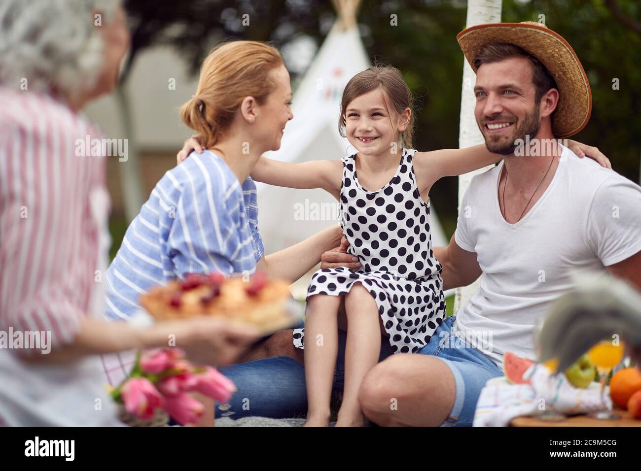 Buona famiglia pronta per una torta al sacco nel cortile Foto Stock