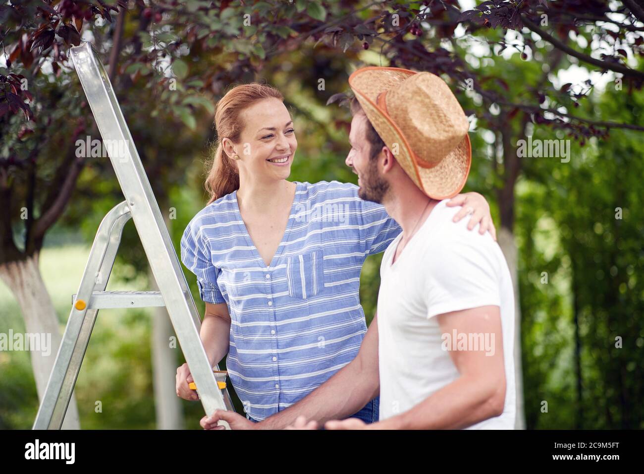 Sposi felici in giardino in una bella giornata Foto Stock