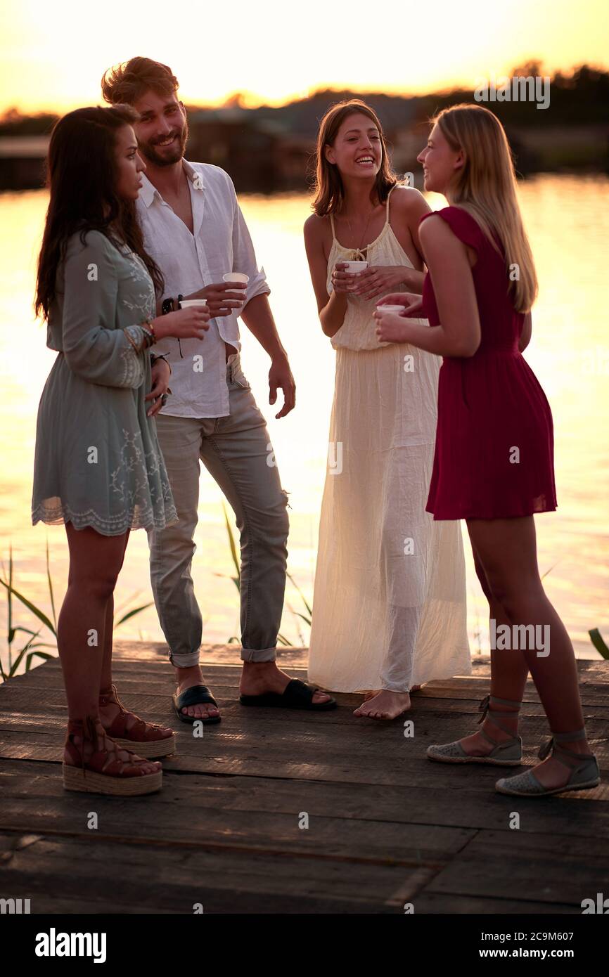 Gruppo di amici sorridenti che si divertono alla festa. Foto Stock