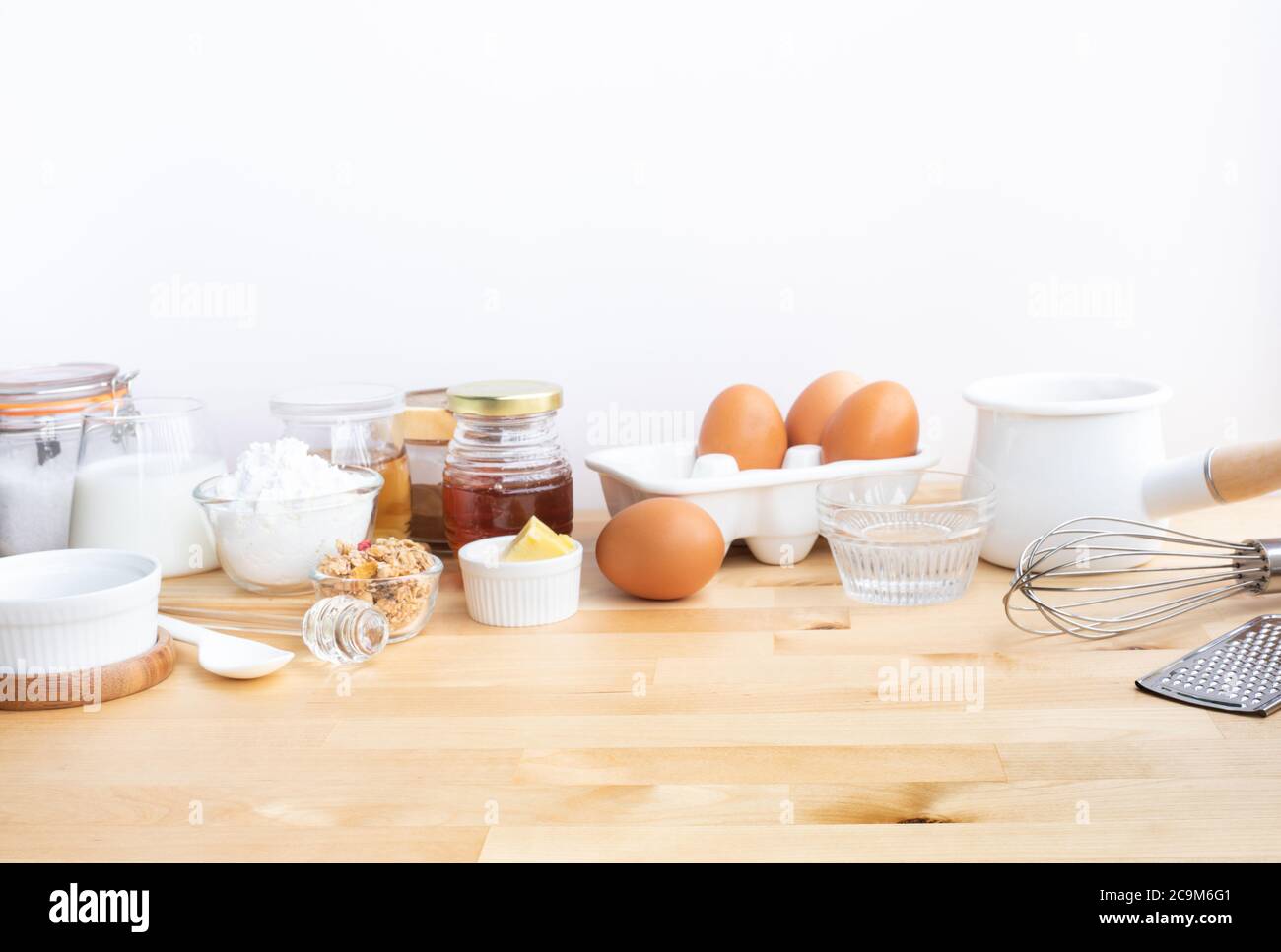 Fuoco selettivo su cibo di colazione di wood.Cooking o panetteria con ingrediente e spazio di copia di table.for prodotto di sfondo display.Healthy mangiare Foto Stock