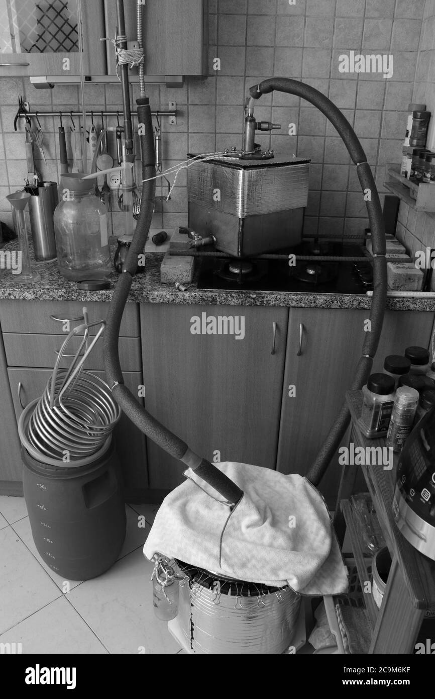 Distillazione di spolveramento della birra di un composto di frutta denso in una cucina casalinga con iniezione di vapore. Foto Stock