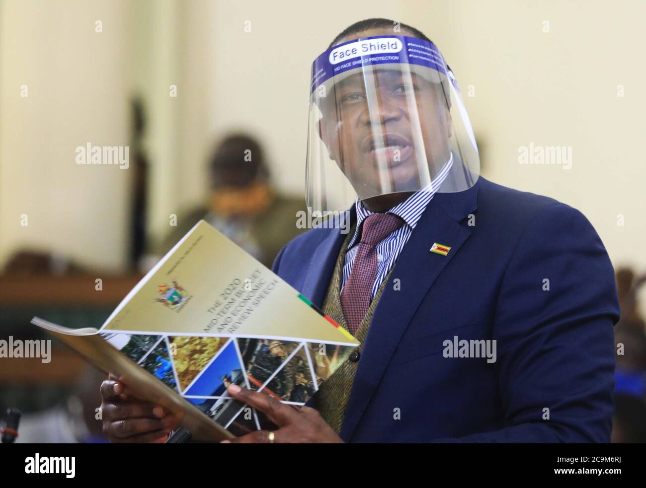 (200801) -- PECHINO, 1 agosto 2020 (Xinhua) -- il ministro delle finanze e dello sviluppo economico dello Zimbabwe, Mthuli Ncube, rilascia la dichiarazione di bilancio a medio termine e di revisione economica a Harare, Zimbabwe, 16 luglio 2020. (Xinhua/Wanda) Foto Stock