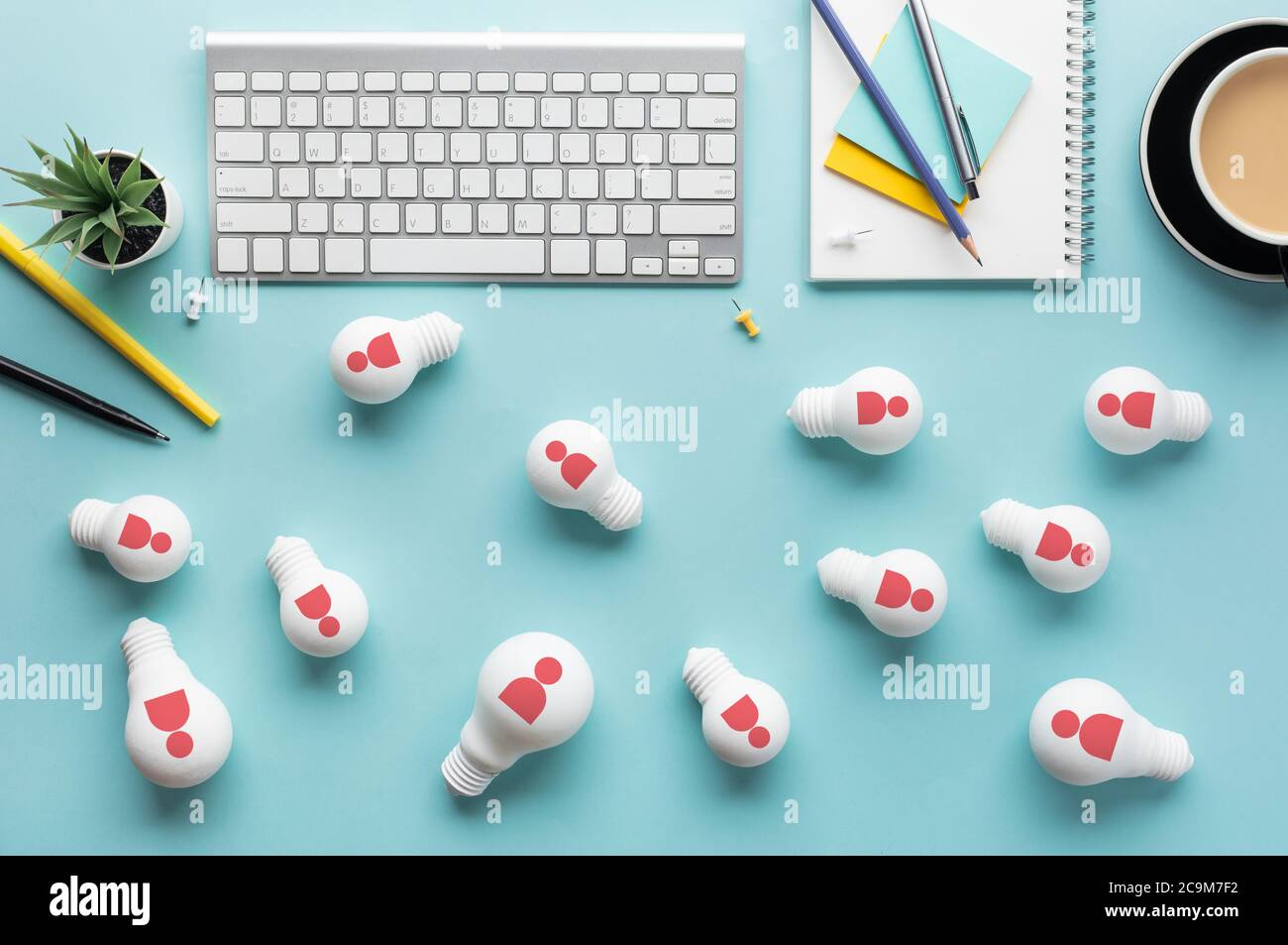 Concetti di lavoro di squadra con la persona firma sul gruppo di lampadine su worktable.inspiration e motivation.brainstorming e la condivisione di idee.performance Foto Stock