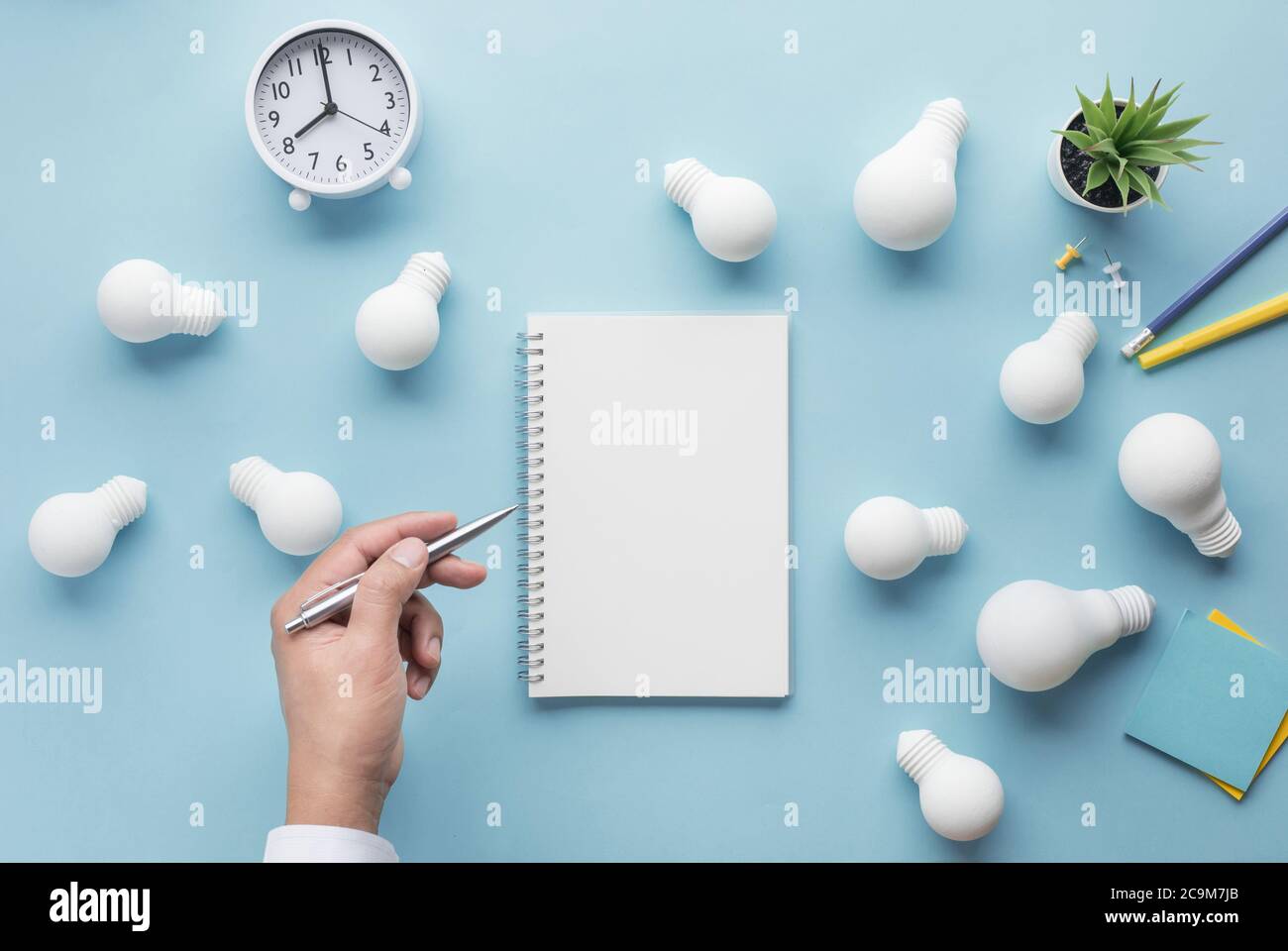 Concetti di creatività aziendale con persona, notepaer, gruppo di bulbo luminoso su worktable.inspiration e motivation.brainstorming e la condivisione di idee.performa Foto Stock