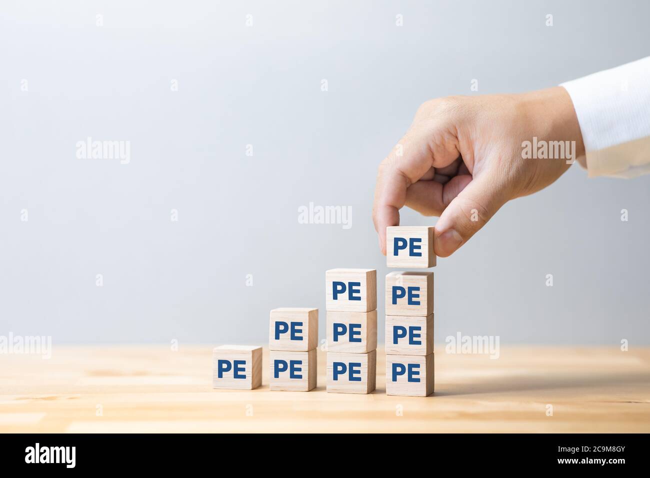 Situazione del mercato azionario con segno p/e growing.investment rischio. Visione a successo.trucco tecnico di trader.Opportunity tempo Foto Stock