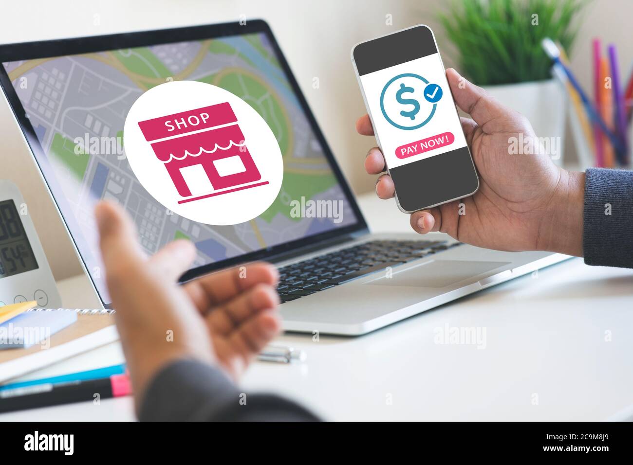 Shopping in linea e concetto domestico di soggiorno con i giovani che acquistano il prodotto e soldi di pagamento su smartphone.comfortable life.Technology e nuovo rou normale Foto Stock