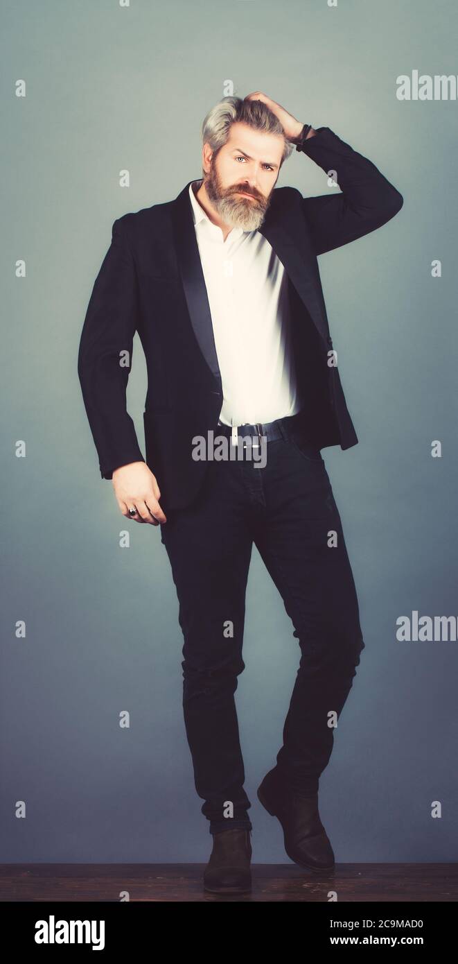 Business, persone e ufficio concetto - uomo d'affari serio con barba in tuta nera. Foto Stock