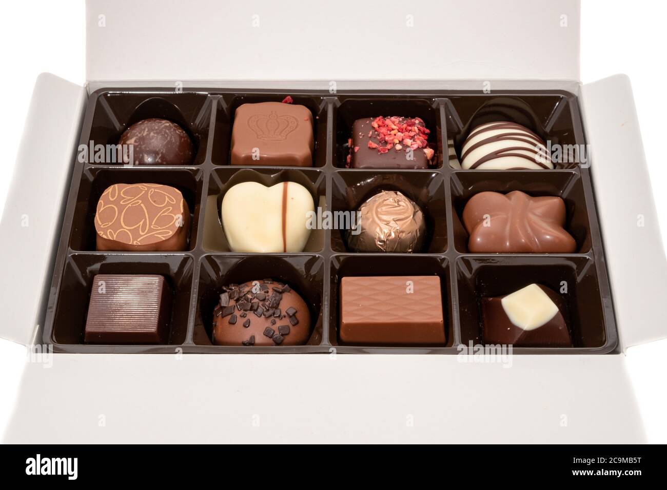 Una lussuosa scatola di latte assortito e cioccolatini scuri Foto Stock