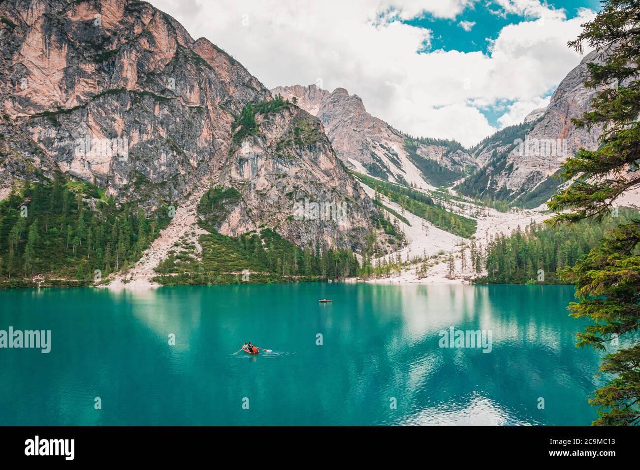 Vista sul lago Braies, con montagne e barche Foto Stock