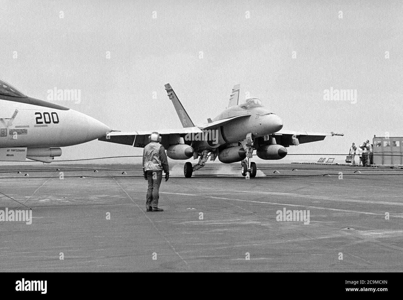 F 18 aerei da caccia-bombardiere "Hornet" su portaerei Roosevelt che navigano nel Mar Mediterraneo (aprile 1989) Foto Stock