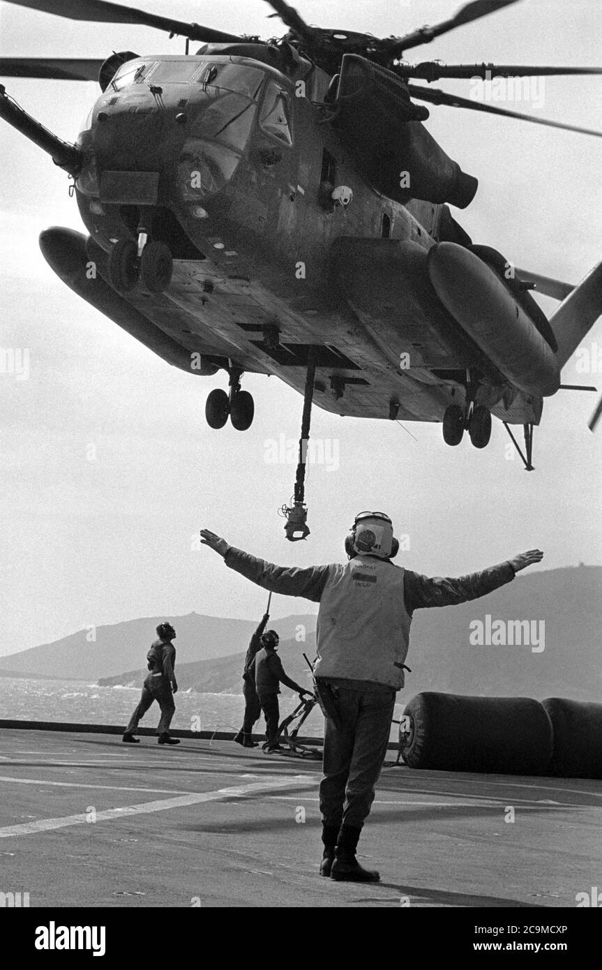 - Esercitazioni NATO in Mar Mediterraneo, Aprile 1989, operazioni di trasporto con un elicottero CH 53 Sea Stallion a bodo di una nave da assalto anfibio dell'US Navy - NATO exercise in Mediterranean Sea, aprile 1989, Operazioni di trasporto con un elicottero Sea Stallion CH-53 a bordo di una nave d'assalto anfibia della Marina statunitense Foto Stock